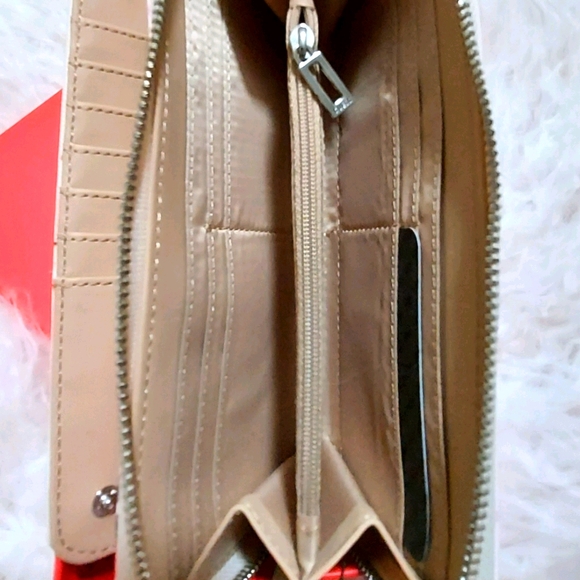 GUESS Wallet - Picture 3 of 3